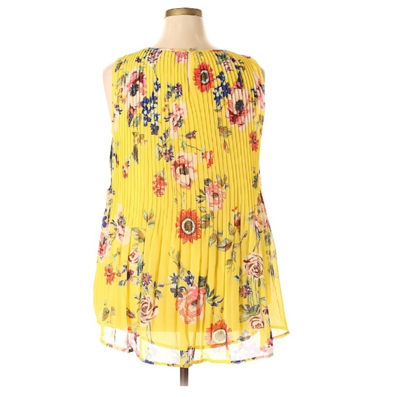 CLEARANCE Ava & Viv Pleated Floral Sleeveless Top - Picture 4 of 5